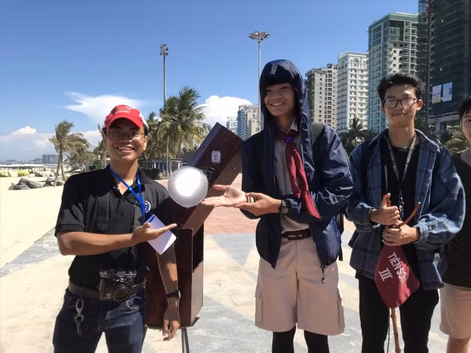Các thành viên Câu lạc bộ Thiên văn học Đà Nẵng. Ảnh: Mai Hương.