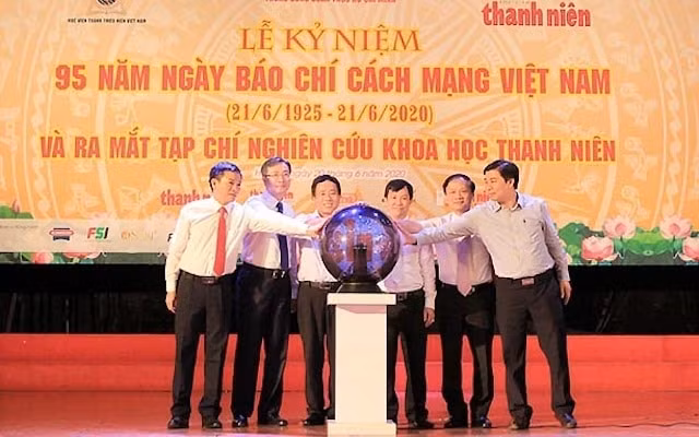 Đại diện lãnh đạo các đơn vị ấn nút khai trương Tạp chí Nghiên cứu khoa học thanh niên(ảnh: baonhandan).