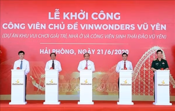 Thủ tướng Nguyễn Xuân Phúc và các đại biểu thực hiện nghi thức khởi công Công viên chủ đề VinWonders Vũ Yên. Ảnh: TTXVN