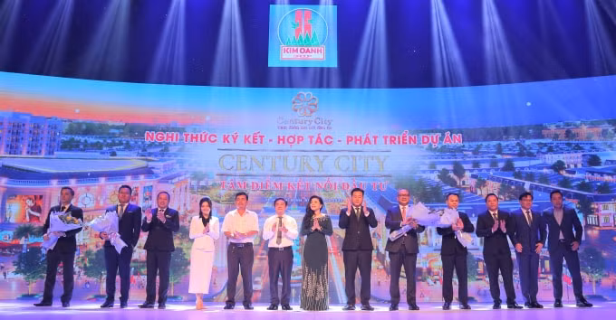 Ban lãnh đạo Tập đoàn Địa ốc Kim Oanh và các đối tác chụp hình lưu niệm sau nghi thức ký kết.