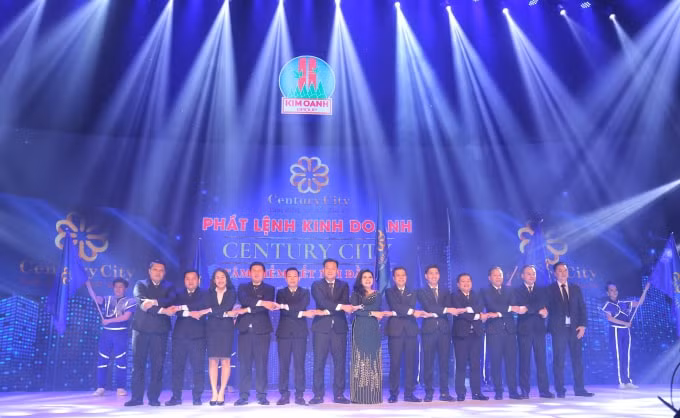 Ban lãnh đạo Tập đoàn Địa ốc Kim Oanh và các giám đốc sàn, các đối tác phân phối trong nghi thức phát lệnh kinh doanh, chính thức đưa Century City gia nhập thị trường.