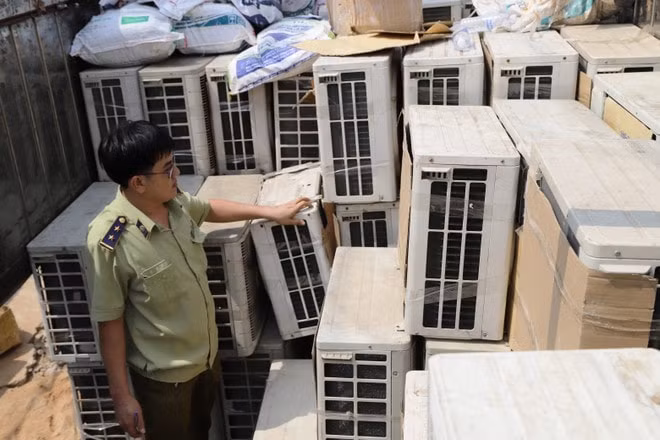 Lực lượng chức năng thu giữ lô điện máy khủng không nguồn gốc. Ảnh: TL
