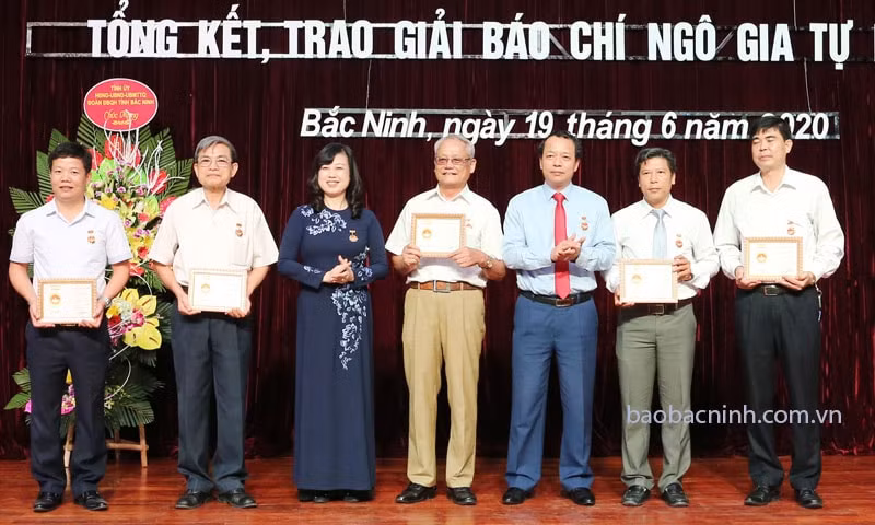 Lãnh đạo tỉnh Bắc Ninh trao Kỷ niệm chương vì sự nghiệp báo chí. Ảnh Đức Quý
