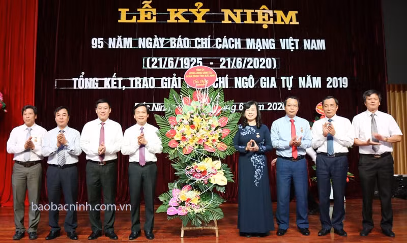 Các đồng chí lãnh đạo tỉnh chúc mừng các cơ quan báo chí và các nhà báo. Ảnh Đức Qúy