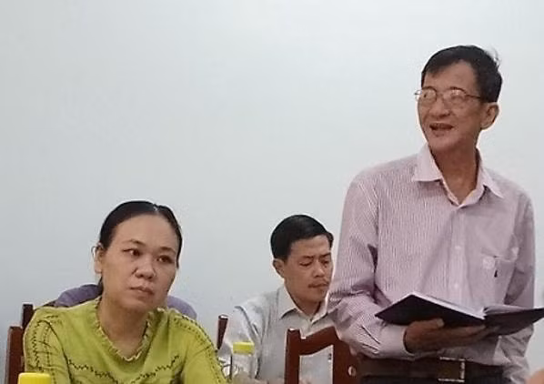 Ông Lương Công Tuấn (người đứng)