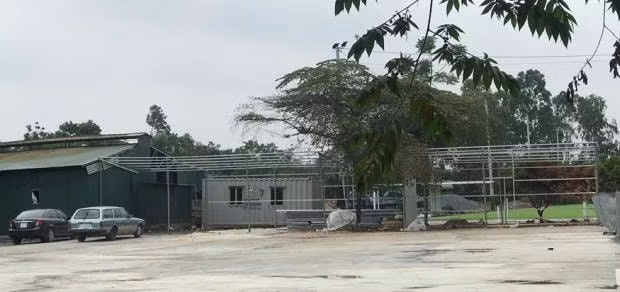Nhiều khung sắt vẫn tiếp tục được dựng lên dù đã bị xử phạt và yêu cầu tháo dỡ.