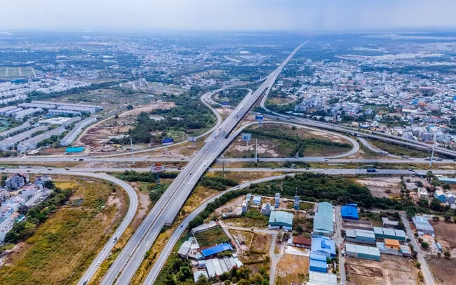 Hạ tầng phía Đông bứt phá là một trong những yếu tố giúp bất động sản khu vực này tiếp tục gia tăng giá trị.