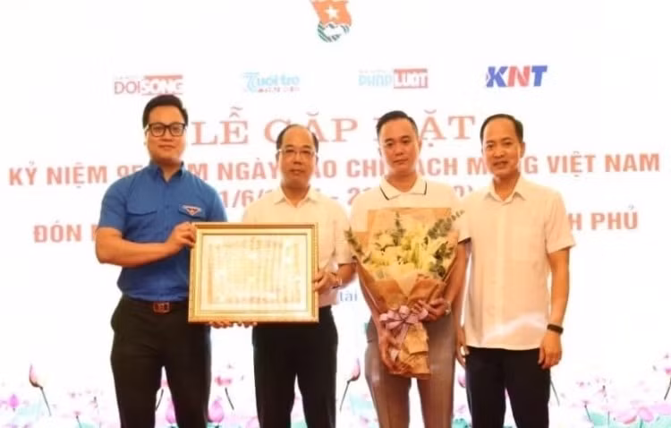 Đồng chí Nguyễn Đức Tuấn, Phó Bí thư Đảng ủy Cơ quan Thành đoàn và đồng chí Trần Quang Hưng, Phó Bí thư Thành đoàn Hà Nội trao Bằng khen của Thủ tướng Chính phủ tới Ban Biên tập báo. Ảnh Vương Đức