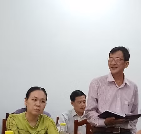 Ông Lương Công Tuấn (đứng)