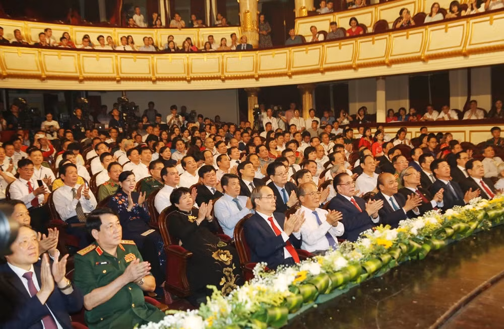 Các đồng chí lãnh đạo Đảng, Nhà nước dự buổi lễ. Ảnh: Sơn Hải