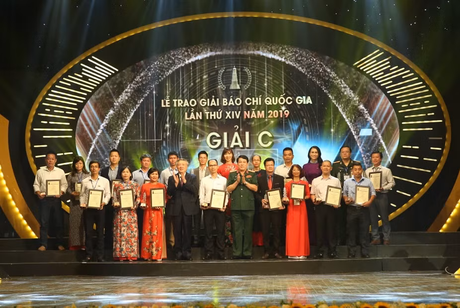 Các tác giả, nhóm tác giả đoạt giải C. Ảnh: Sơn Hải