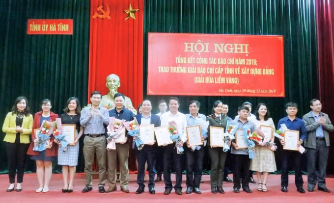 Nhà báo Phan Thế Cải (đứng thứ 6, bên phải sang) nhận Giải báo chí Búa liềm vàng của tỉnh Hà Tĩnh.