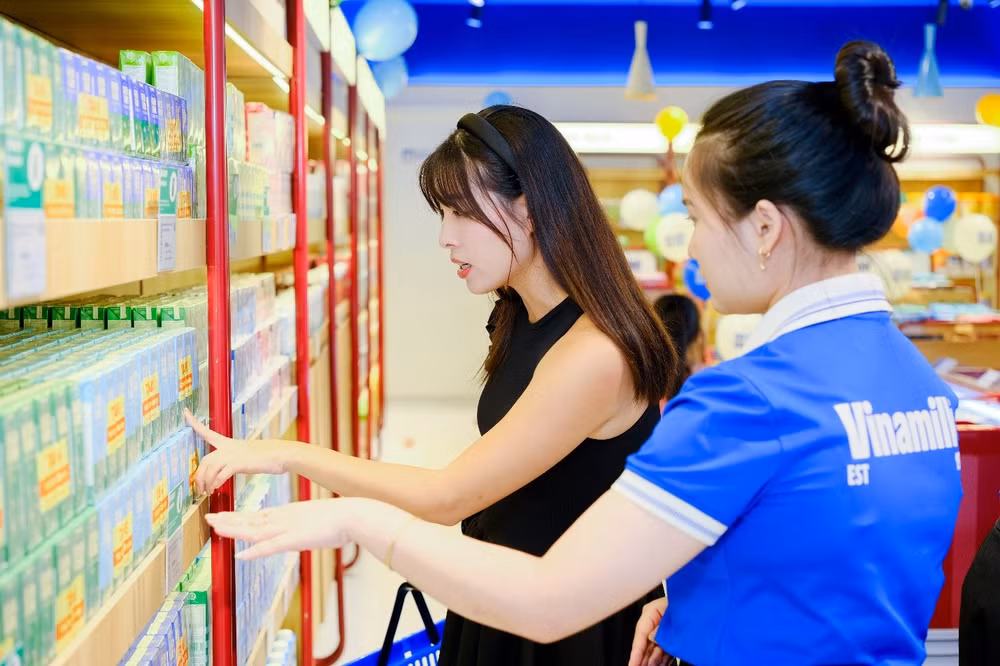 Người tiêu dùng cẩn thận trong việc lựa chọn sữa cho gia đình. Ảnh: Vi Nam