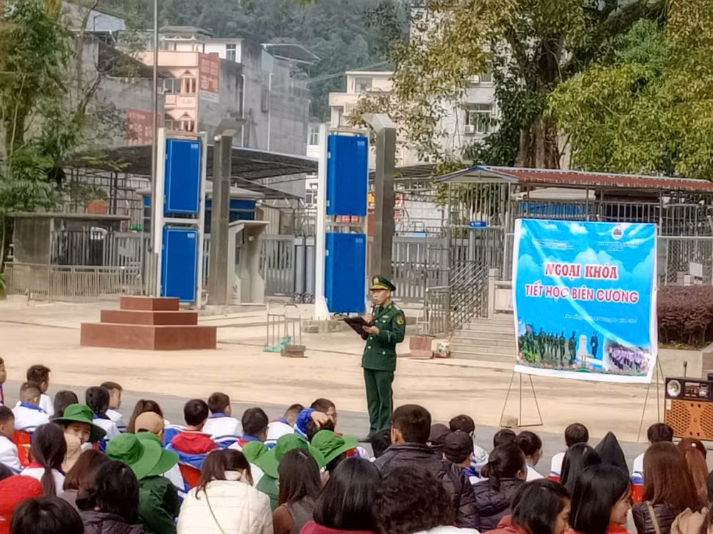 Học sinh tham gia tiết học biên cương, tìm hiểu về 3 văn kiện pháp lý biên giới (ảnh báo CB)