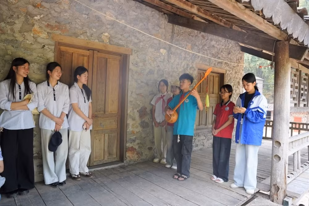 Học sinh tìm hiểu giá trị văn hoá, lịch sử qua các hoạt động trải nghiệm (ảnh báo CB)