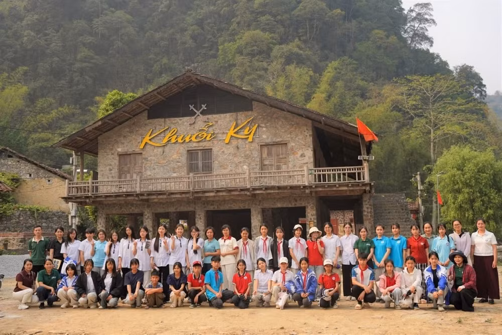 Giáo dục lý tưởng cách mạng cho thế hệ trẻ có thể bắt đầu từ ba việc rất cụ thể: một câu hỏi khó, một chuyến đi thật, một việc có ích (ảnh báo CB)