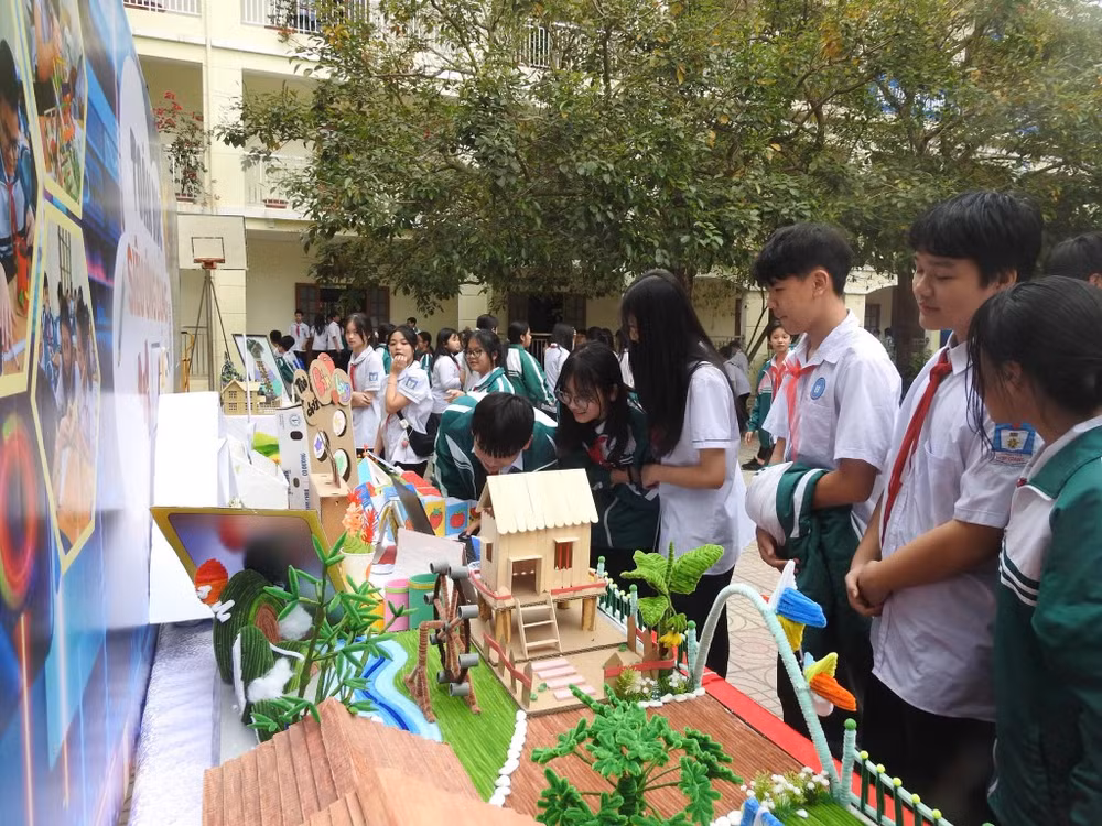Hoạt động giáo dục STEM, sáng tạo khoa học kỹ thuật thu hút nhiều học sinh tham gia (ảnh báo CB)