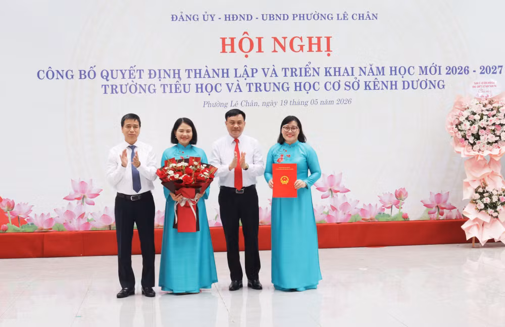 Lãnh đạo phường Lê Chân trao Quyết định thành lập và tặng hoa cho Trường Tiểu học và THCS Kênh Dương.