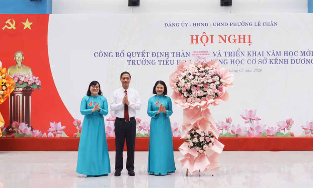 Ông Đỗ Mạnh Hiến, Phó Bí thư Thường trực Thành ủy tặng hoa chúc mừng Trường Tiểu học và THCS Kênh Dương.