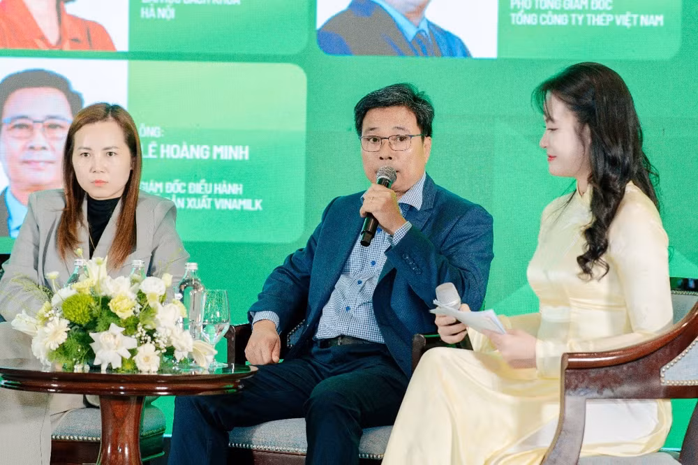 Ông Lê Hoàng Minh - Giám đốc điều hành Sản xuất kiêm Trưởng dự án Net Zero của Vinamilk - chia sẻ tại Diễn đàn quốc gia về Môi trường và Khí hậu 2026 (Ảnh: VN).