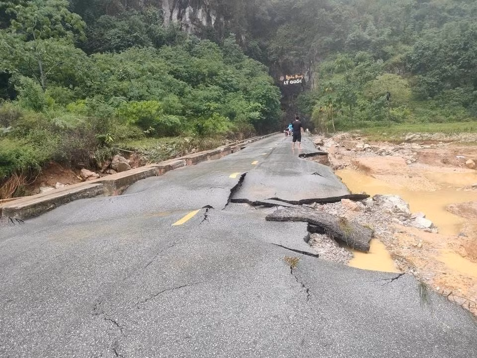 Mưa lũ khiến đường tại khu vực Ngườm Bang, xã Lý Quốc hư hỏng nặng.