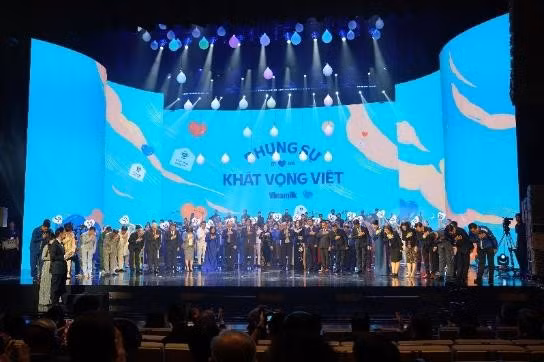 Đại diện Vinamilk, ông Nguyễn Hạnh Phúc - nguyên Uỷ viên Trung ương Đảng, Nguyên Tổng thư ký Quốc hội, Chủ tịch Hội đồng Quản trị - đón nhận Bằng khen của Ủy viên Trung ương Đảng, Bộ trưởng Bộ Y tế Đào Hồng Lan vì đã có nhiều thành tích đóng góp cho trẻ em thông qua Quỹ sữa Vươn cao Việt Nam (Ảnh: Minh Anh). Tập thể lãnh đạo Vinamilk cam kết sẽ không ngừng đổi mới, không ngừng sáng tạo, để mỗi thế hệ trẻ em Việt Nam được thụ hưởng nền dinh dưỡng tốt hơn thế hệ trước.