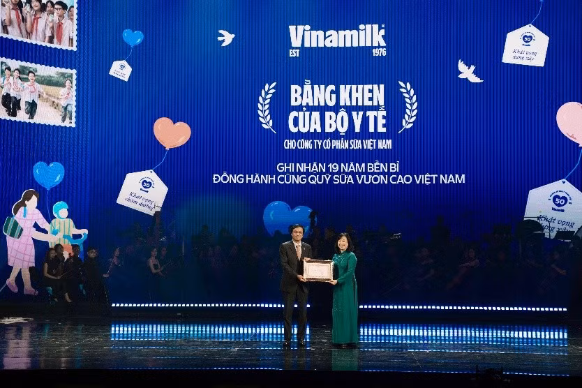 Đại diện Vinamilk, ông Nguyễn Hạnh Phúc - nguyên Uỷ viên Trung ương Đảng, Nguyên Tổng thư ký Quốc hội, Chủ tịch Hội đồng Quản trị - đón nhận Bằng khen của Ủy viên Trung ương Đảng, Bộ trưởng Bộ Y tế Đào Hồng Lan vì đã có nhiều thành tích đóng góp cho trẻ em thông qua Quỹ sữa Vươn cao Việt Nam (Ảnh: Minh Anh). Tập thể lãnh đạo Vinamilk cam kết sẽ không ngừng đổi mới, không ngừng sáng tạo, để mỗi thế hệ trẻ em Việt Nam được thụ hưởng nền dinh dưỡng tốt hơn thế hệ trước.