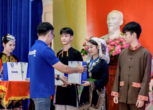 Vinamilk đồng hành cùng các hoạt động tại trường học, góp phần đưa thông điệp của chiến dịch “Không một mình” đến gần hơn với học sinh và giáo viên (Ảnh: Minh Anh).