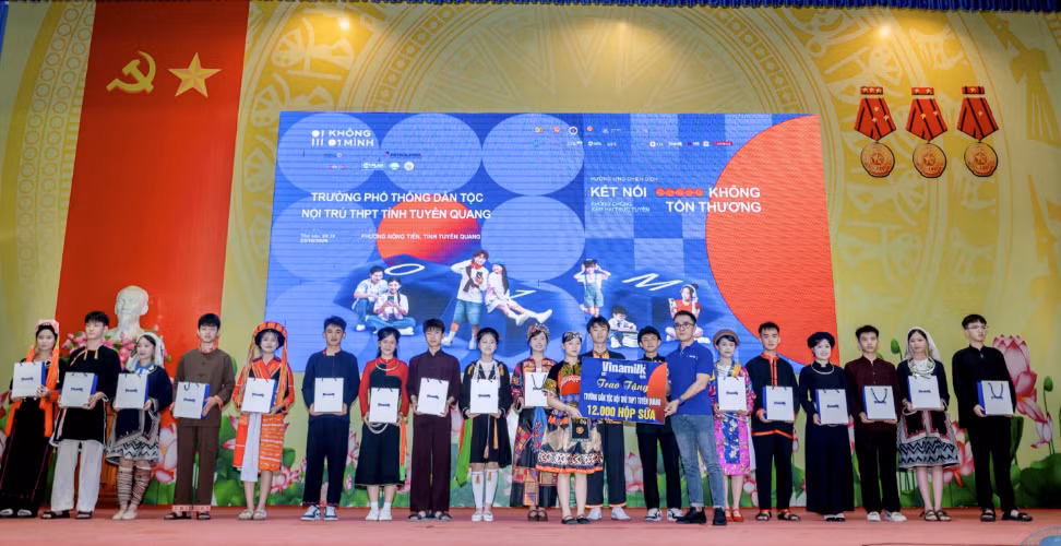 Vinamilk đồng hành cùng các hoạt động tại trường học, góp phần đưa thông điệp của chiến dịch “Không một mình” đến gần hơn với học sinh và giáo viên (Ảnh: Minh Anh).