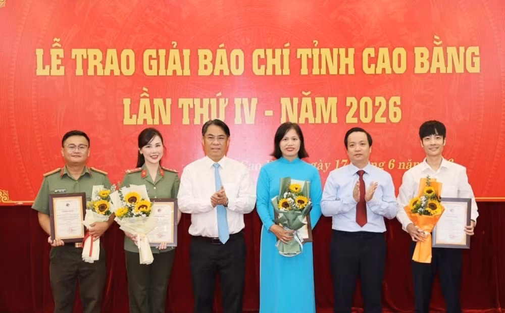 Bí thư Tỉnh ủy, Chủ tịch HĐND tỉnh Phan Thăng An và Phó Bí thư Tỉnh ủy, Chủ tịch UBND tỉnh Lê Hải Hòa trao chứng nhận cho các tác giả, nhóm tác giả đạt giải A, Giải Báo chí tỉnh lần thứ IV, năm 2026.