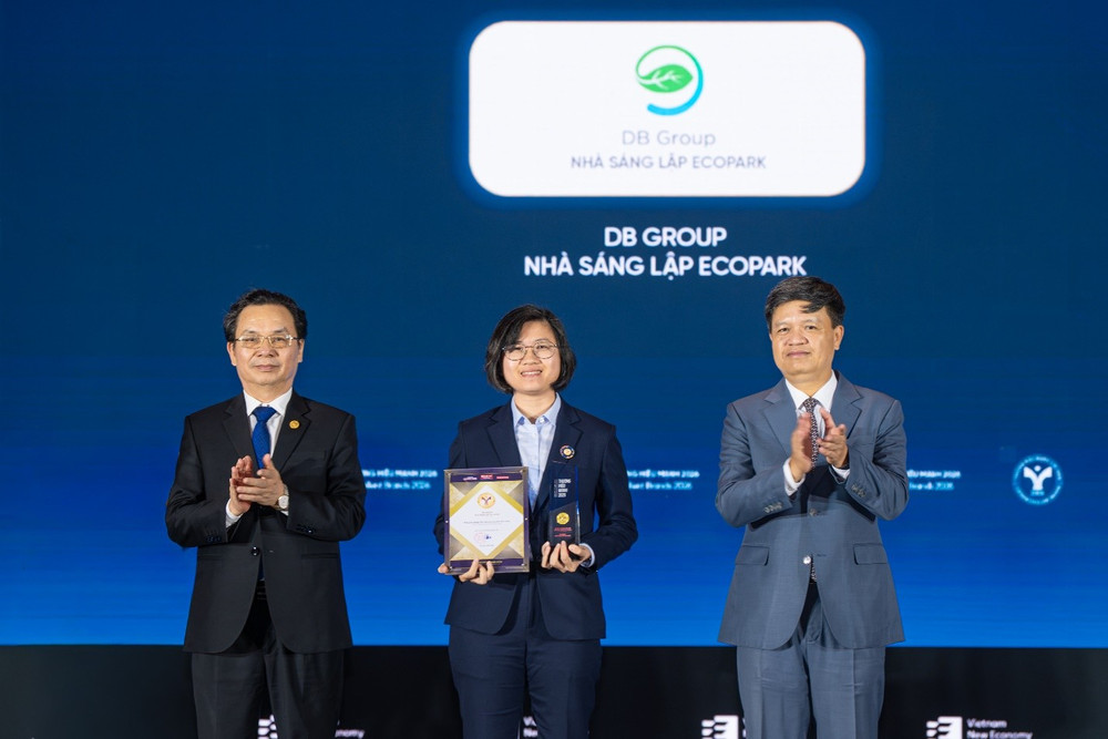 Bà Mai Thị Hồng Quyên – Giám đốc Kinh doanh và Marketing Nhà sáng lập Ecopark nhận giải thưởng tại Chương trình Lễ công bố và vinh danh Thương hiệu mạnh năm 2026 Bà Mai Thị Hồng Quyên – Giám đốc Kinh doanh và Marketing Nhà sáng lập Ecopark nhận giải thưởng tại Chương trình Lễ công bố và vinh danh Thương hiệu mạnh năm 2026