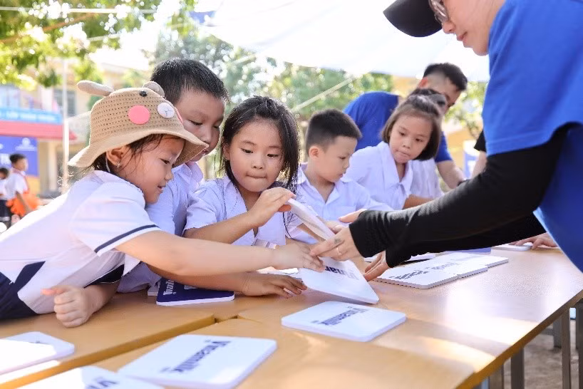 Các em nhỏ hào hứng tham gia trò chơi cùng nhân viên Vinamilk trong ngày hội trăng rằm (Ảnh: Nguyễn Hoàng). Các em nhỏ cùng thầy cô tham gia thiết kế đồ chơi và chuẩn bị mâm cỗ Trung thu tại ngày hội (Ảnh: Nguyễn Hoàng).