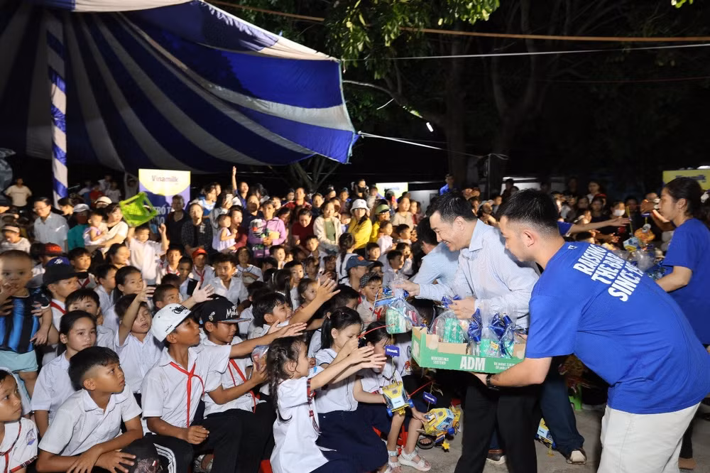 Ông Đỗ Thanh Tuấn - Giám đốc Đối ngoại Vinamilk - tham gia và trao quà cho các em học sinh trong ngày hội Trung thu tại Ea Rốk (Ảnh: Nguyễn Hoàng).