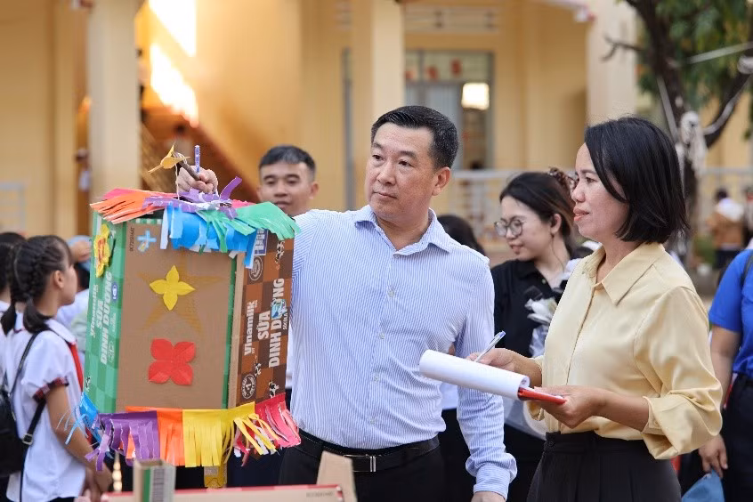 Ông Đỗ Thanh Tuấn - Giám đốc Đối ngoại Vinamilk - tham gia và trao quà cho các em học sinh trong ngày hội Trung thu tại Ea Rốk (Ảnh: Nguyễn Hoàng).