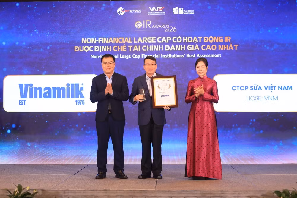 Đây là năm thứ 3 liên tiếp, Vinamilk đón nhận danh hiệu Doanh nghiệp vốn hóa lớn phi tài chính có hoạt động IR được định chế tài chính đánh giá cao nhất (Ảnh: BTC).