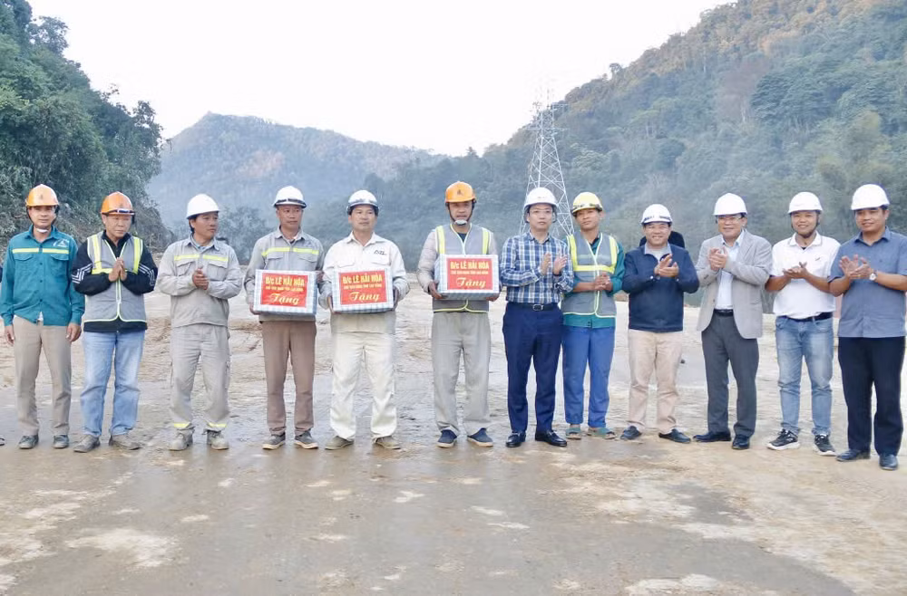 Chủ tịch UBND tỉnh Lê Hải Hòa động viên, tặng quà các lực lượng thi công tuyến cao tốc Đồng Đăng - Trà Lĩnh.