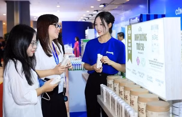 Gian hàng Vinamilk tại sự kiện thu hút các đại biểu đến tham quan, tìm hiểu về những sản phẩm đạt Thương hiệu quốc gia năm 2026 (Ảnh: Minh Anh).