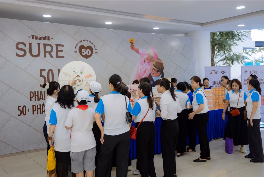 Gian hàng Vinamilk và Vinamilk Sure thu hút đông đảo người tham dự Lễ mít tinh hưởng ứng Ngày Gia đình Việt Nam tại Huế (Ảnh: VN).