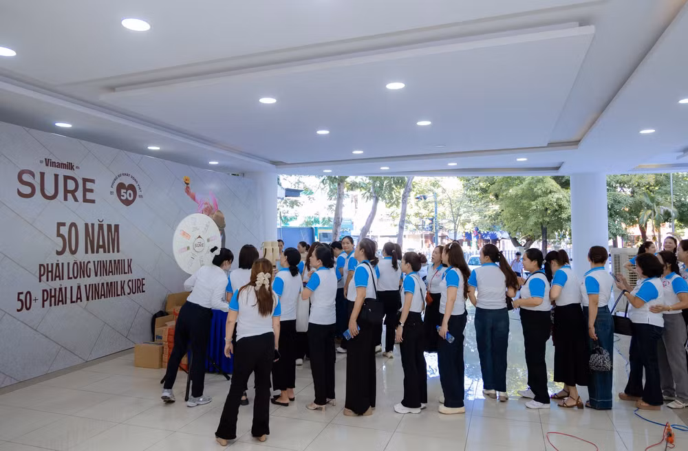 Gian hàng Vinamilk và Vinamilk Sure thu hút đông đảo người tham dự Lễ mít tinh hưởng ứng Ngày Gia đình Việt Nam tại Huế (Ảnh: VN).