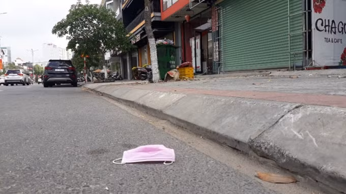 Vứt khẩu trang nơi công cộng sẽ bị phạt tiền lên tới 7 triệu đồng