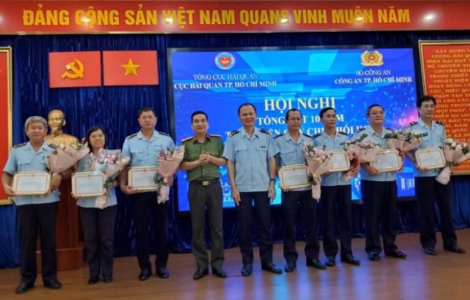 Dịp này, nhiều tấm gương cán bộ, chiến sĩ công an, hải quan mưu trí, dũng cảm, không quản hiểm nguy, khắc phục mọi khó khăn, hoàn thành xuất sắc nhiệm vụ đã được ghi nhận, tôn vinh.