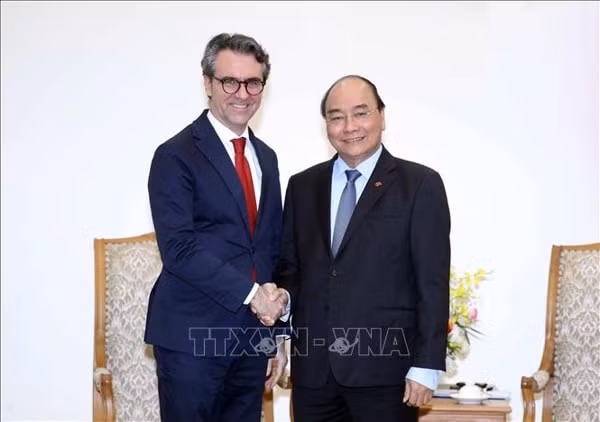 Thủ tướng Nguyễn Xuân Phúc tiếp Đại sứ, Trưởng Phái đoàn Liên minh châu Âu tại Việt Nam Pier Giorgio Alibert. Ảnh: TTXVN