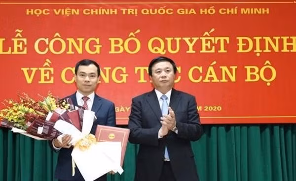 Đồng chí Nguyễn Xuân Thắng trao quyết định cho đồng chí Nguyễn Mạnh Hùng