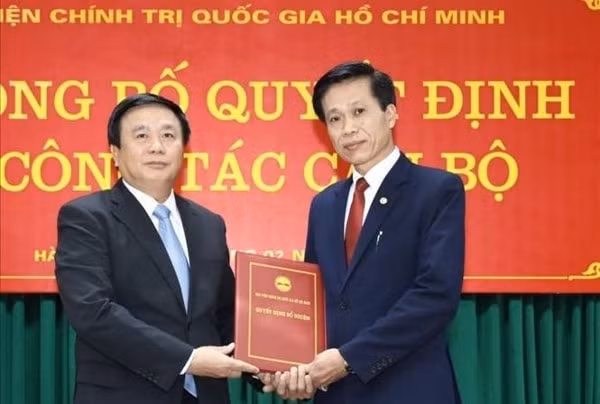 Đồng chí Nguyễn Xuân Thắng trao quyết định cho đồng chí Hoàng Phúc Lâm