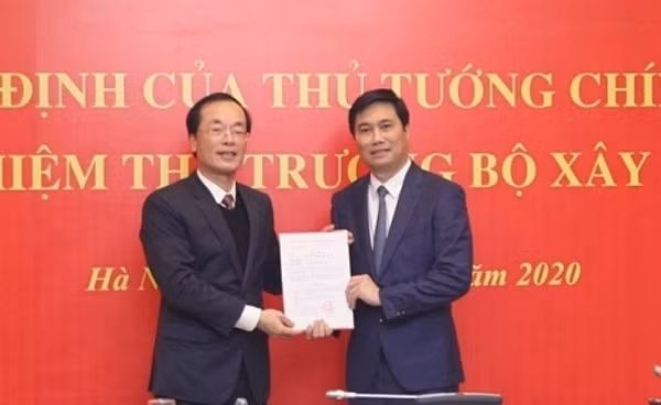 Bộ trưởng Phạm Hồng Hà trao quyết định và chúc mừng tân Thứ trưởng Nguyễn Tường Văn