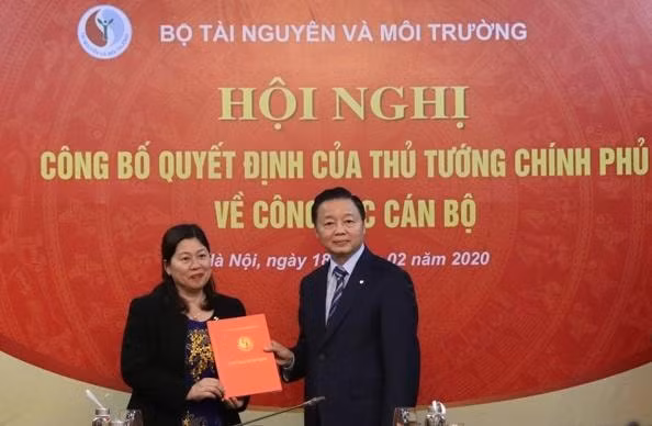 Bộ trưởng Trần Hồng Hà trao quyết định tái bổ nhiệm Thứ trưởng Bộ TN&MT cho bà Nguyễn Thị Phương Hoa. Ảnh: Báo TNMT
