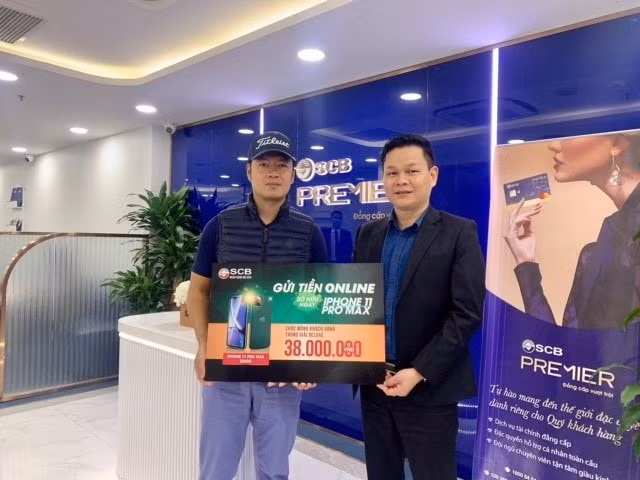 Đại diện SCB trao phần quà trúng thưởng cho anh Nguyễn Bá Thắng.