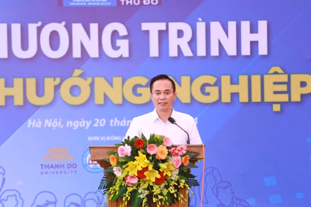hon 1000 hoc sinh duoc tu van chon nganh nghe luat kinh te hinh 1