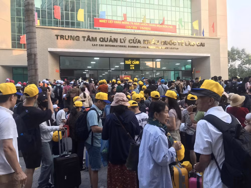 ngay nghi le dau tien co hon 2000 du khach xuat canh qua trung quoc tai cua khau quoc te lao cai hinh 2