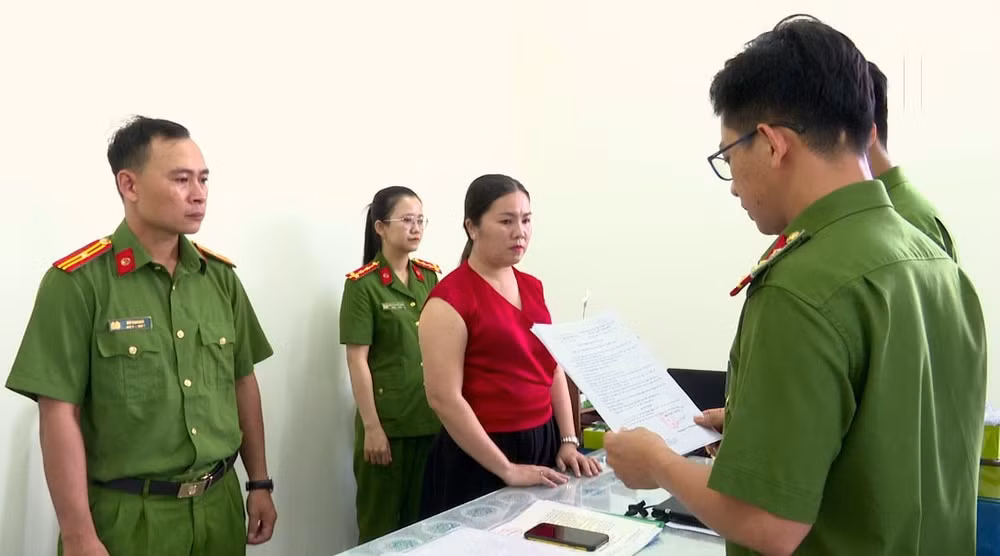 khoi to nu giam doc lua dao chiem doat tai san hinh 1